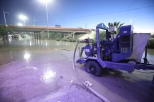 Bomberos concluyen desagüe en Gardeno Residencial y mantienen trabajos en puente Centauro