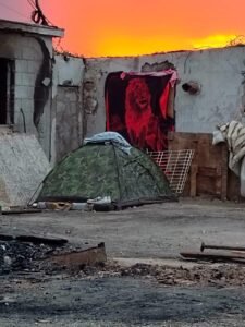 🔴 Familia del kilómetro 30 pierde todo en incendio; ahora duerme en casas de campaña bajo las fuertes lluvias