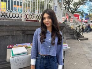 Jóvenes llevan útiles escolares a quienes más lo necesitan en la zona Centro