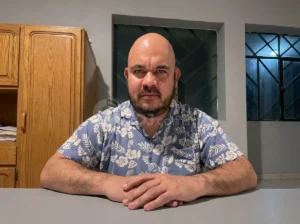 Reprimen policías a periodista durante clausura del FICUU; lo esposan y detienen por grabar incidente