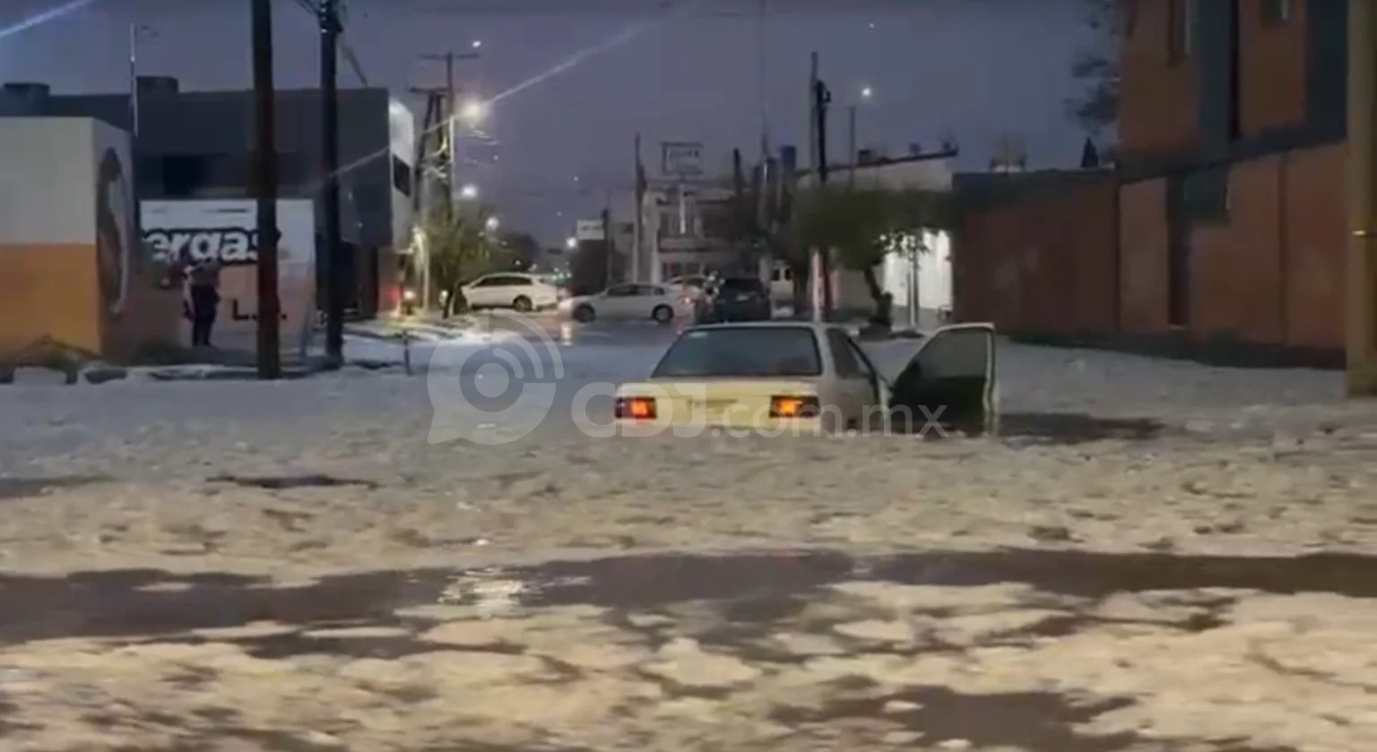 Chubasco con granizo provoca inundaciones y caos vial en Ciudad Juárez