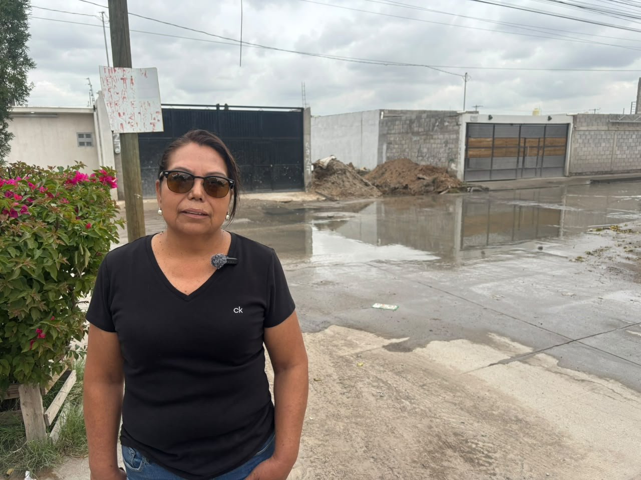Vecinos de Virreyes abren zanja para desfogar aguas negras ante falta de respuesta